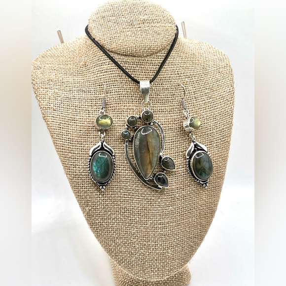 Labradorite Pendant & Earrings Set - Picture 1 of 7